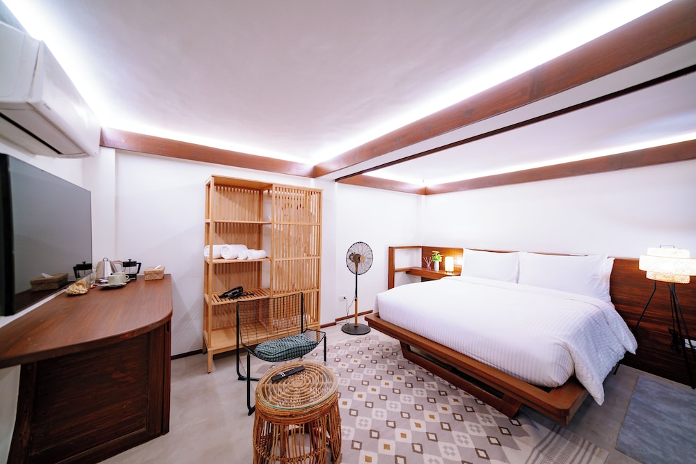 Comfort Room, 1 Queen Bed, Mobility Accessible, Beach View