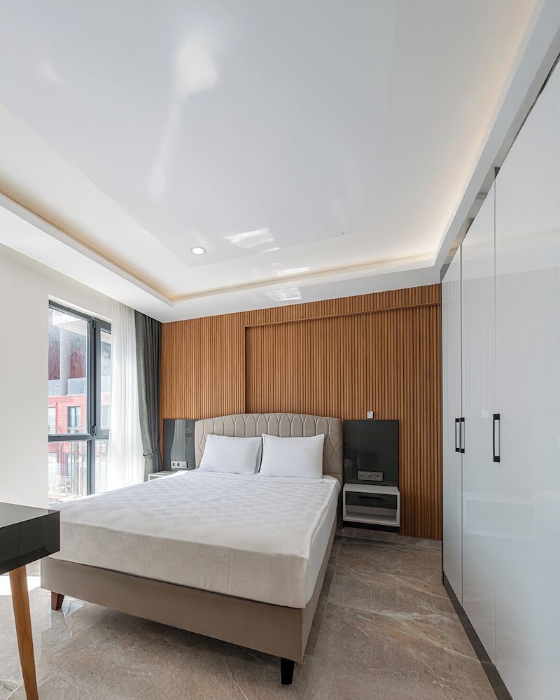 Deluxe Double or Twin Room, Pool View thumbnail 6