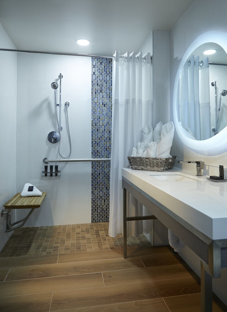Room, 1 King Bed, Balcony, Oceanfront (ADA)