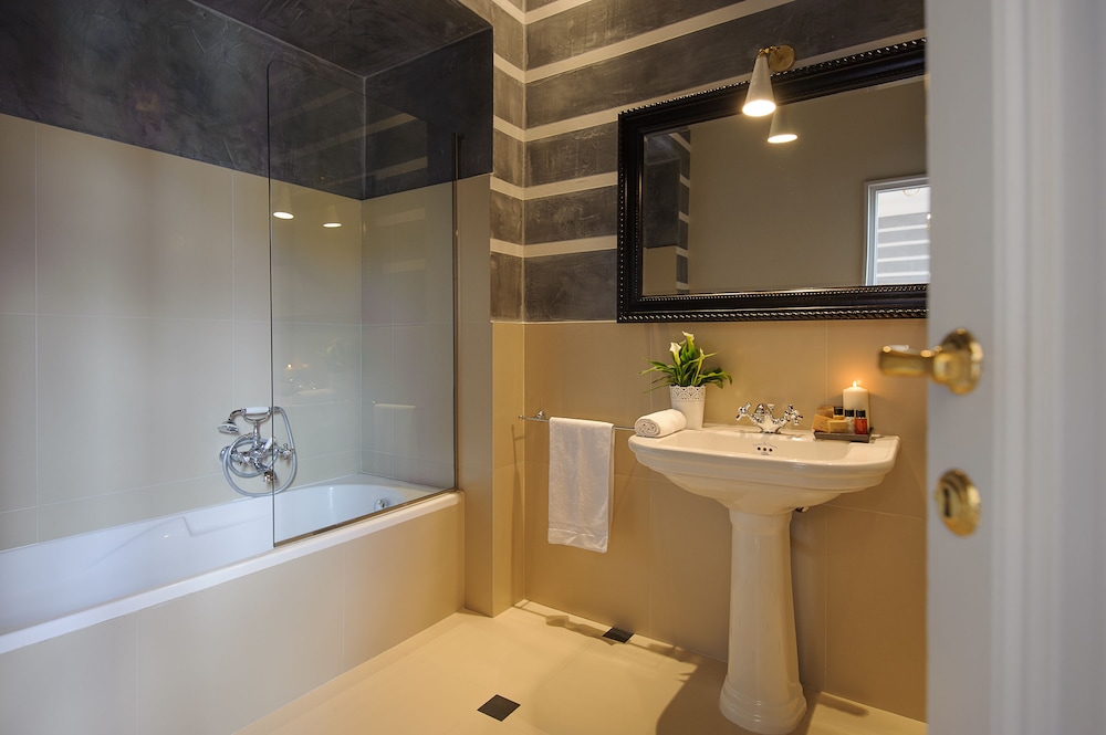 Premium Double Room thumbnail 6