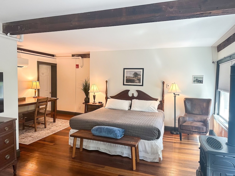 Deluxe Room, 1 King Bed photo 2