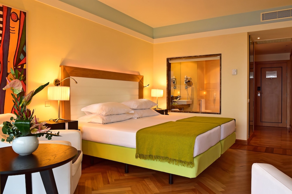 Classic Twin Room, Pool View - Photo 10