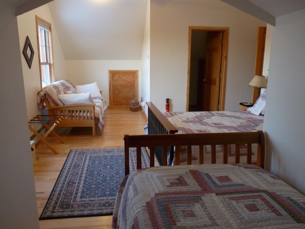 Suite, Mountain View (Mt. Hunter Room)