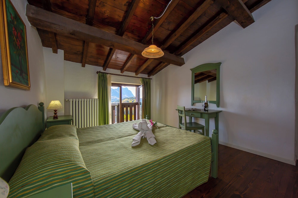 Family Apartment, Multiple Bedrooms, Mountainside (Liano Violetta -view lake & parking) photo 2