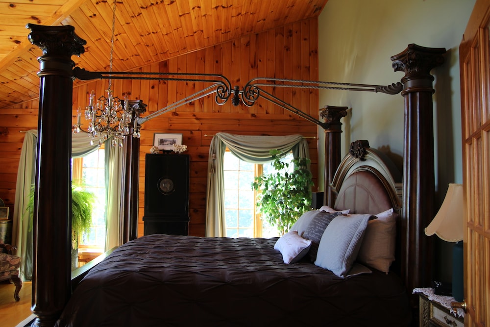 Standard Room, 1 King Bed, Non Smoking, Shared Bathroom (Romantic Room) photo 1