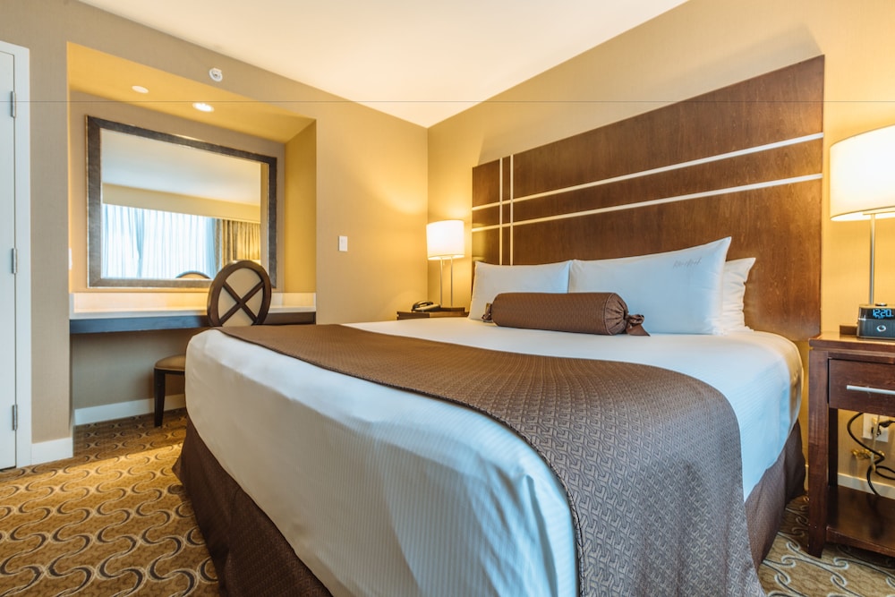 1 Bedroom Marina View Suite (Casino Tower)