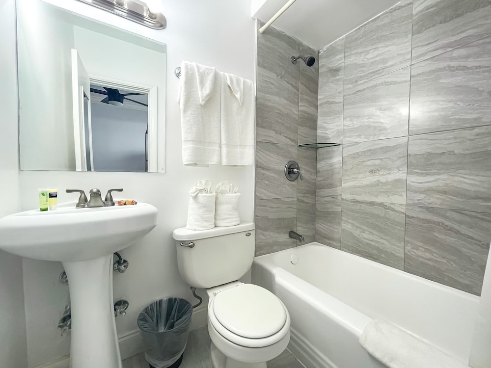 Deluxe Oceanfront 2 Queens - Photo 8