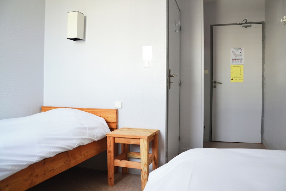 Basic Twin Room, Shared Bathroom photo 1