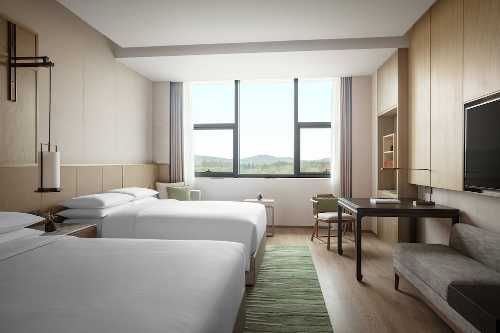 Room, 2 Double Beds, Lake View - Photo 1