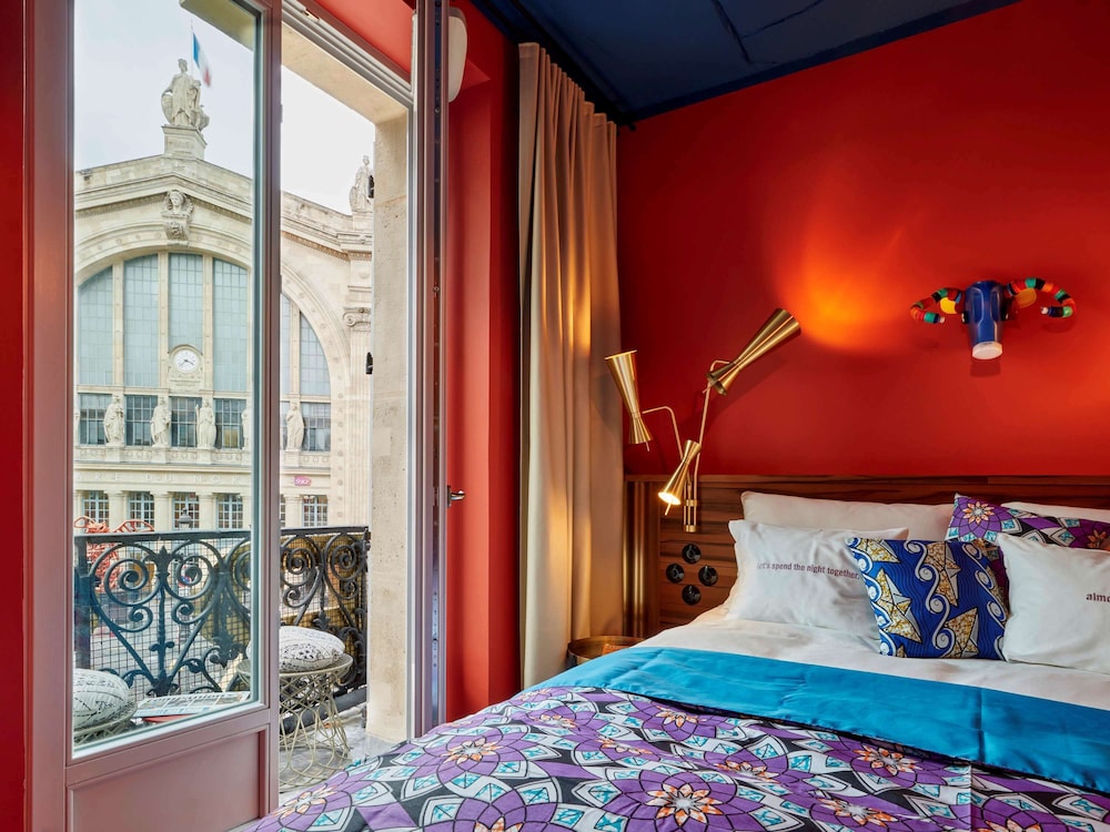 Medium with Balcony and Paris view thumbnail 5