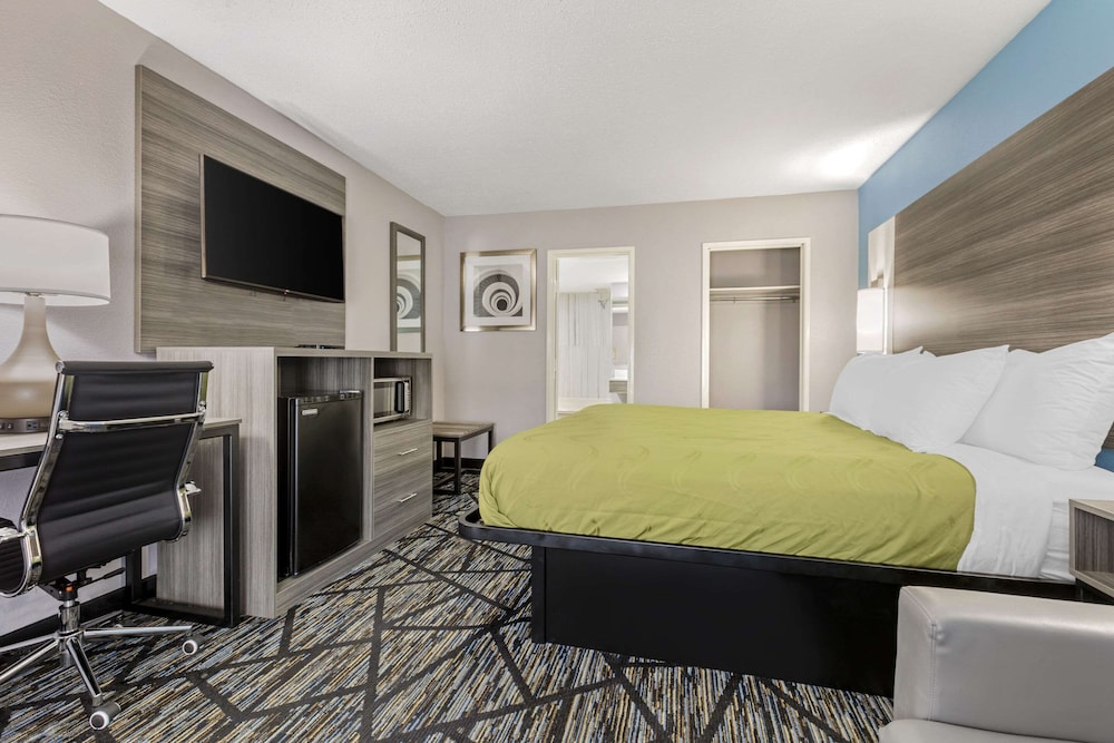 Suite, 1 King Bed, Non Smoking - Photo 2