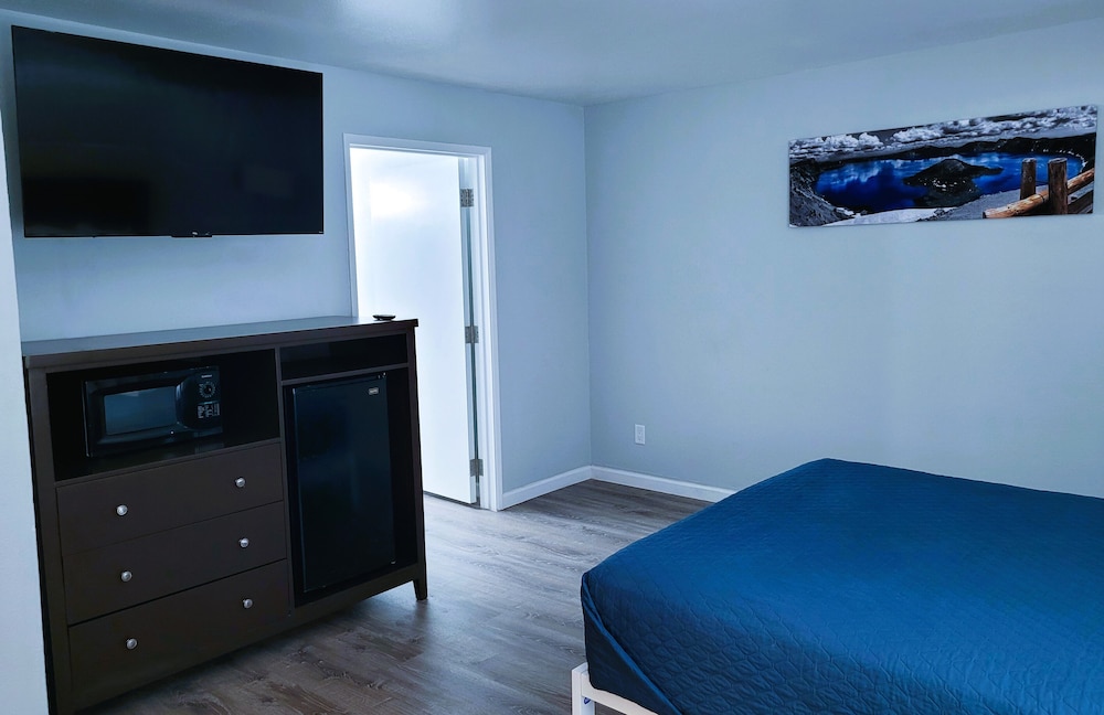 Standard Room, 2 Queen Beds (Double Queen Room) - Photo 4