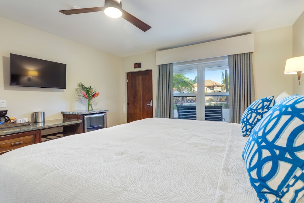 Crab Deluxe Room, 1 King Bed, Pool View photo 3