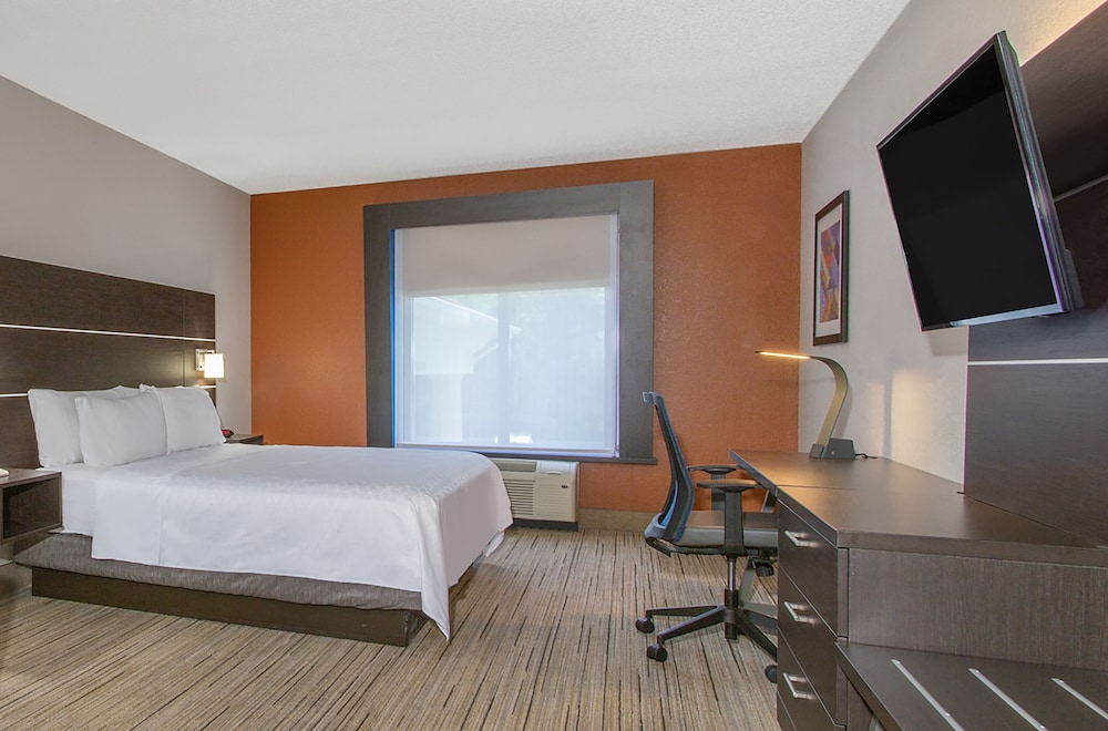 Suite, 1 King Bed, Accessible (Mobility, Accessible Tub) photo 3