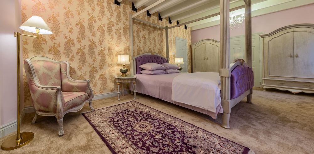Premier Double Room, 1 King Bed, Bathtub, Mountain View photo 3