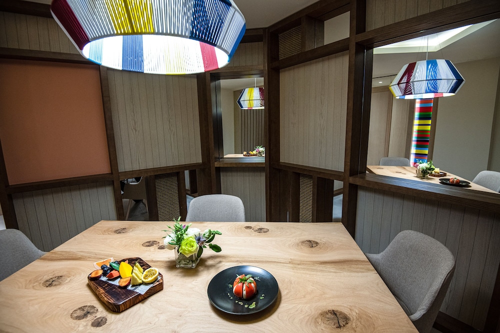 Club One Bedroom Master Suite