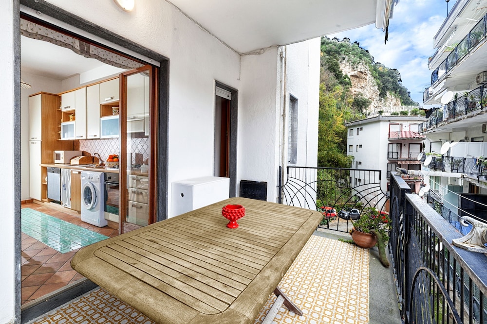 Apartment, Smoking