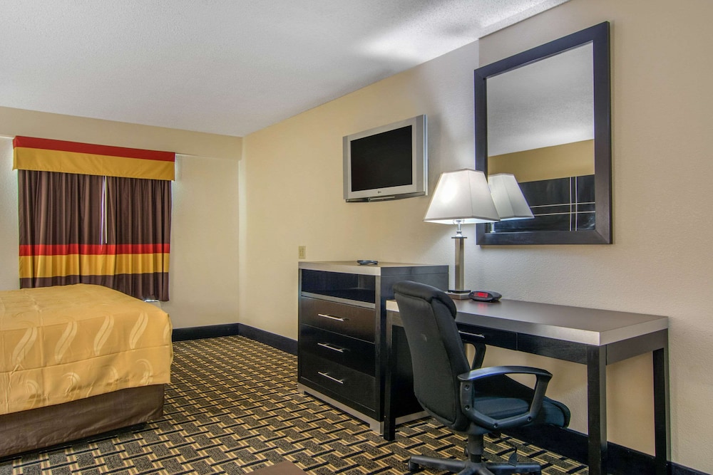 Standard Room, 1 King Bed, Non Smoking - Photo 2