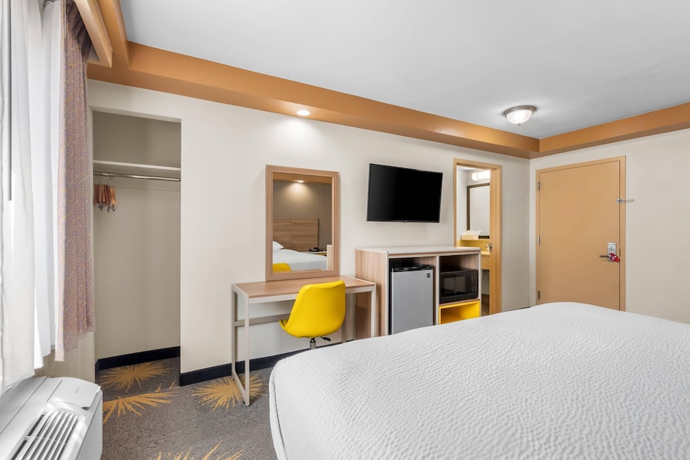 Standard Room, 1 King Bed, Non Smoking - Photo 13