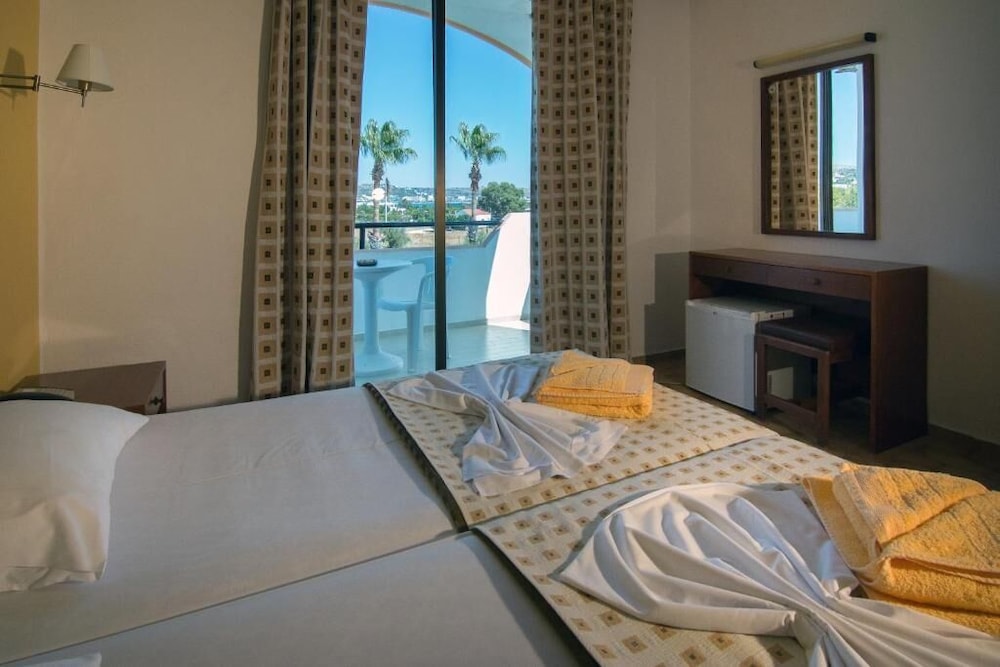 Basic Triple Room, Balcony, Garden View