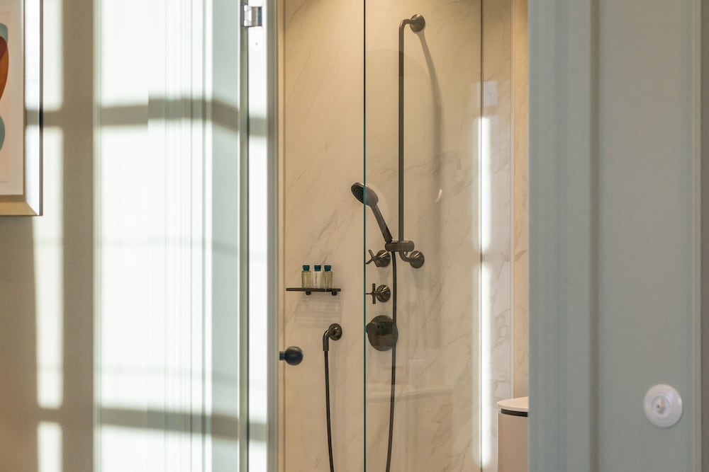 Deluxe Suite - Photo 10