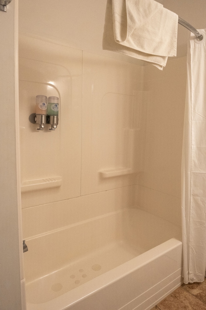 Comfort Room, 2 Queen Beds, Lake View photo 3