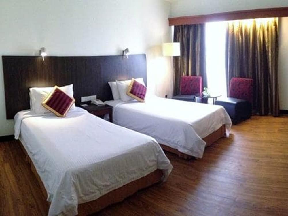 Premium Twin Room - Photo 3