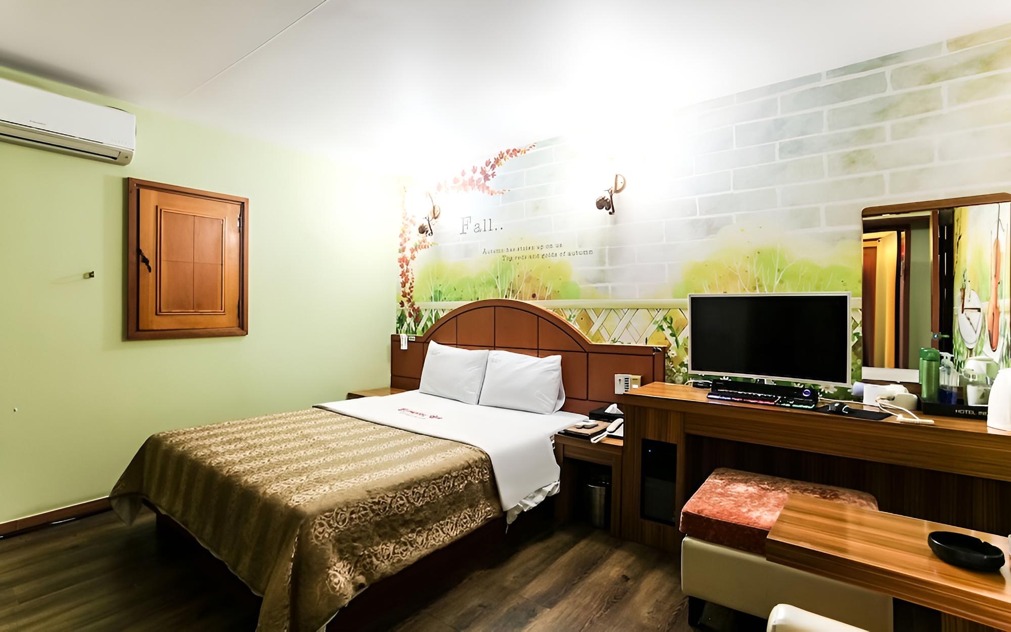 Room (Jetted Spa Tub for 2 (Non-Smoking OTT)