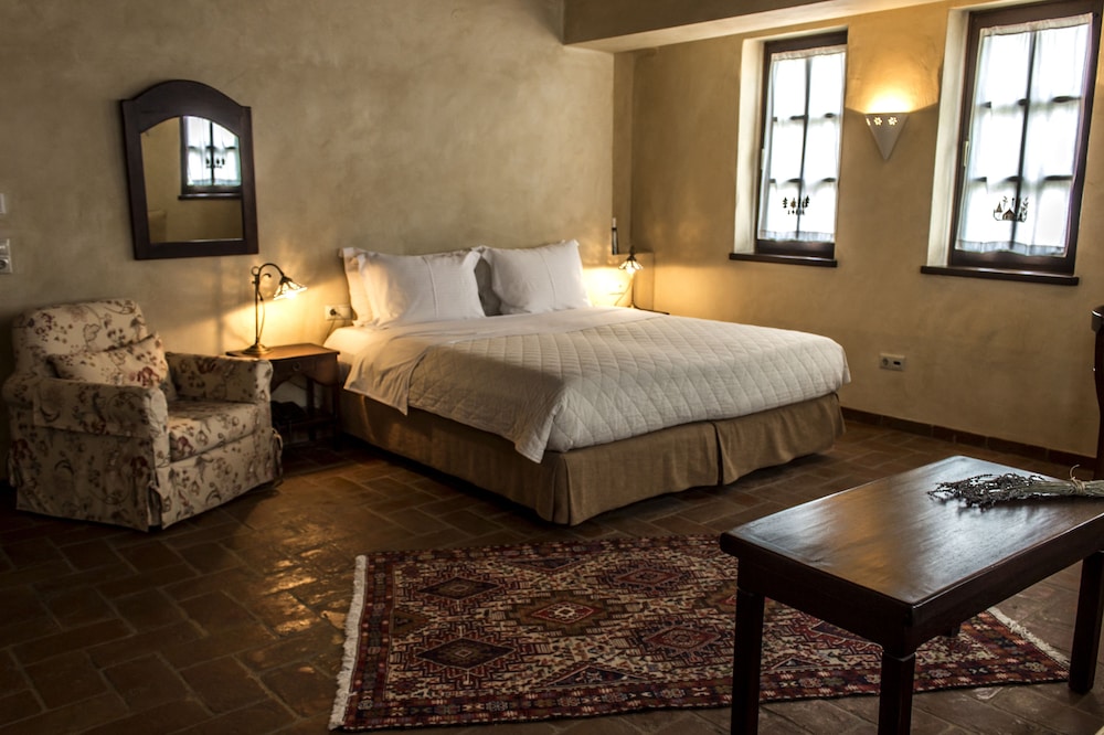 Classic Double Room, 1 King Bed, Non Smoking, Mountain View (2 People) photo 1