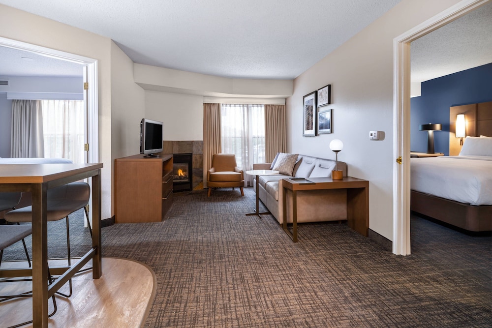 Suite, 2 Bedrooms - Photo 1
