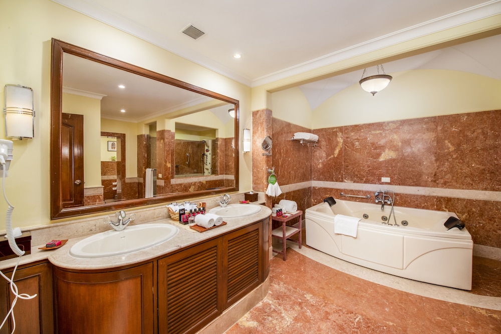 The Lalit Legacy Suite - Photo 2