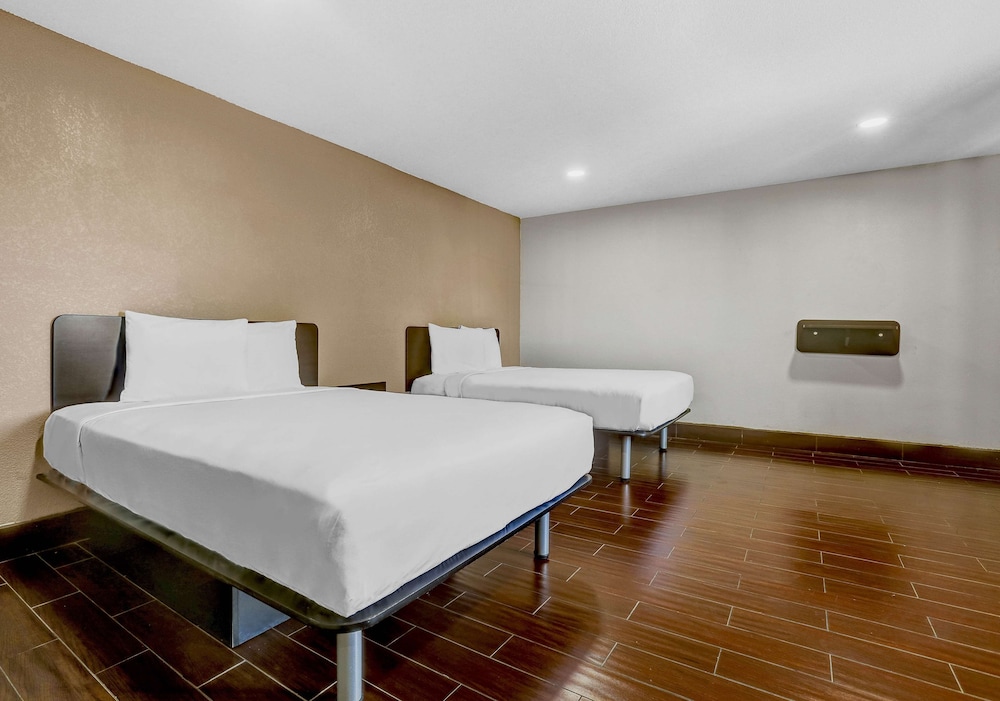Standard Room, Multiple Beds, Non Smoking - Photo 2