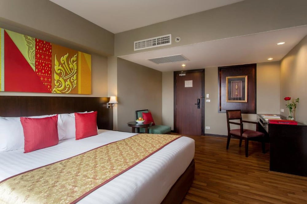 Room, 1 King Bed (Grand Deluxe) photo 3