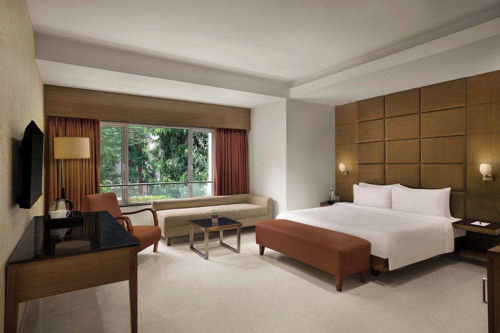 Classic Suite, 1 King Bed, City View