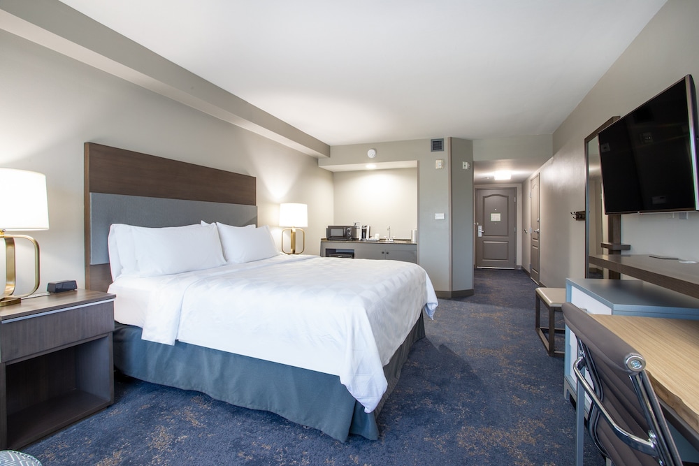 Standard Room, 1 King Bed, Accessible Bathtub (Communications) - Photo 3