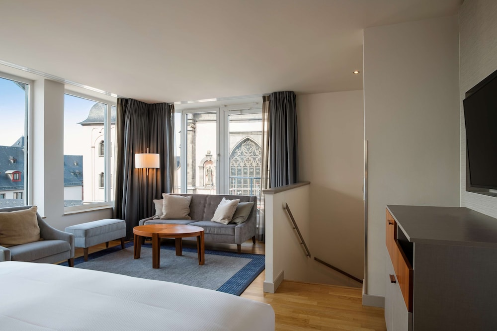 Suite, 1 King Bed, Connecting Rooms (Duplex) thumbnail 5