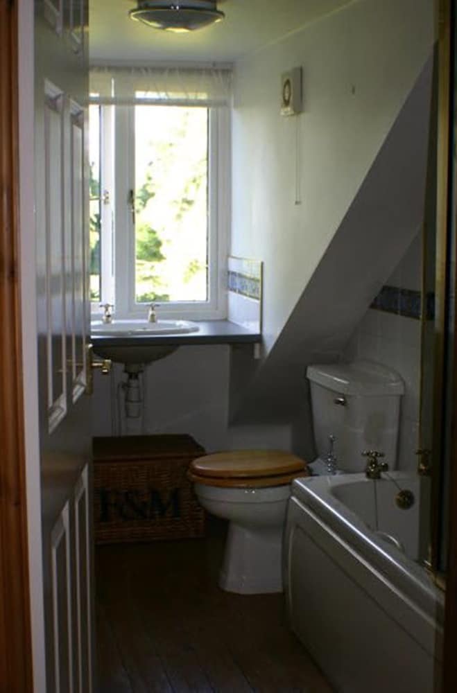 Twin Room, Shared Bathroom (Meriden) photo 2