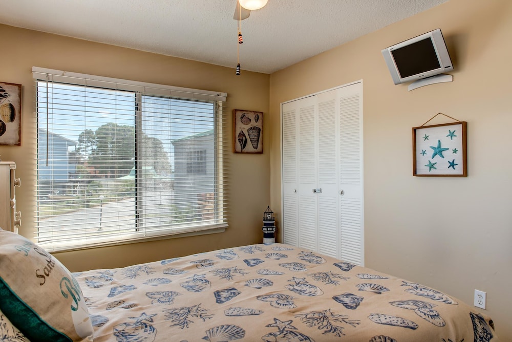 Condo, Multiple Beds (Bikinis & Martinis - Surf Club B12) photo 1