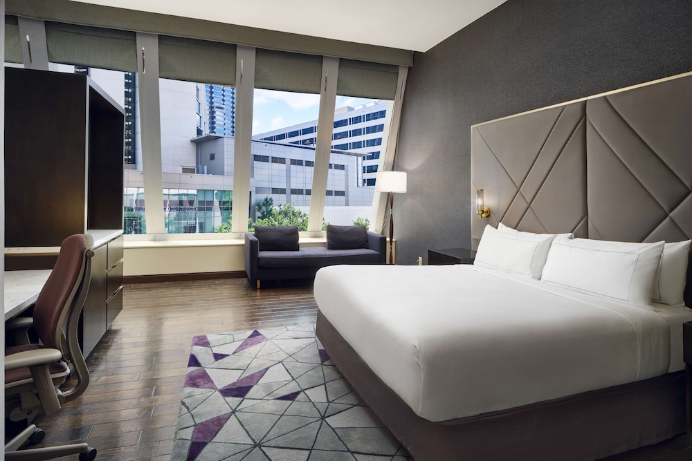 Deluxe Room, 1 King Bed, Accessible photo 1