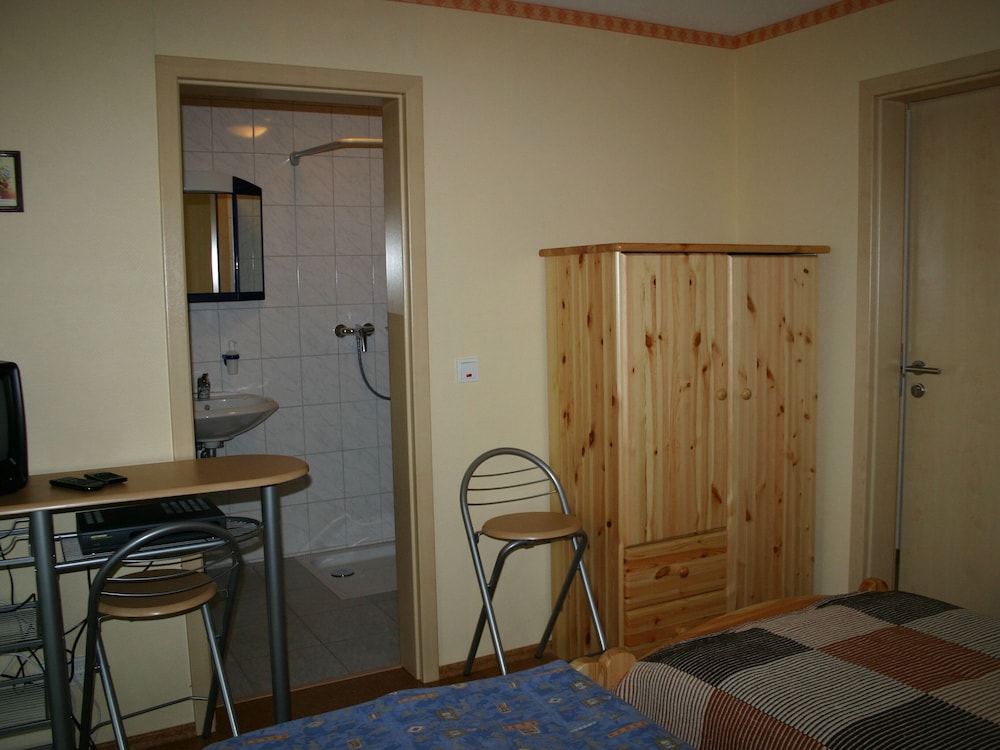 Economy Double Room, Private Bathroom photo 3