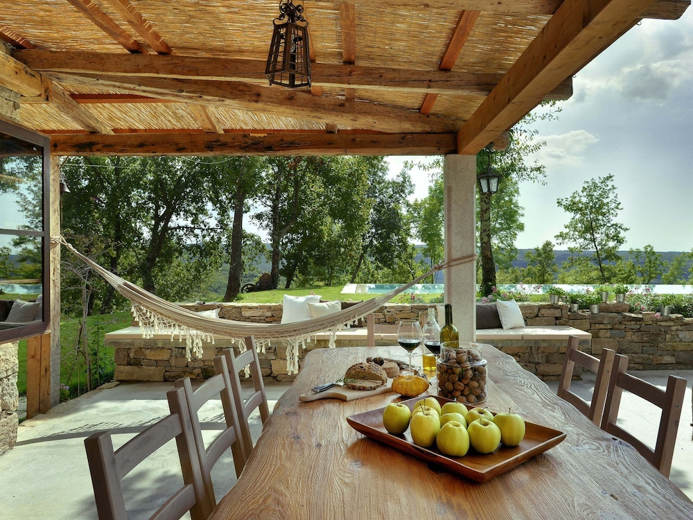 Villa photo 1