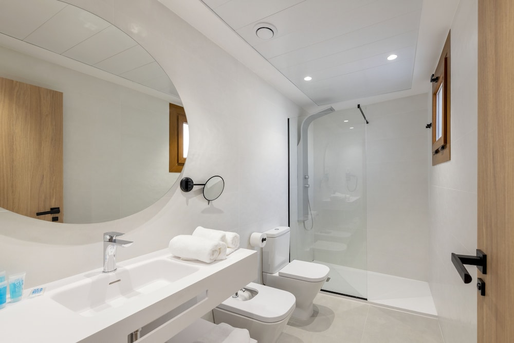 Superior Apartment, 2 Bedrooms, Pool Access, City View (Balcony) photo 2