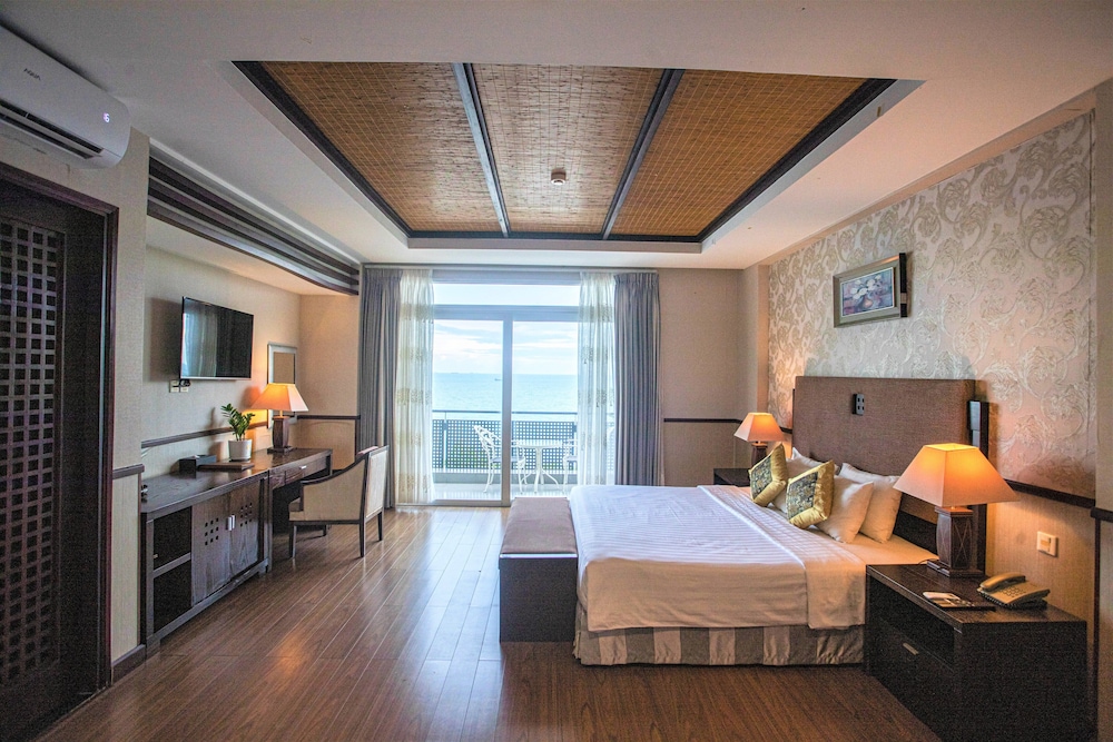 Suite - Photo 1