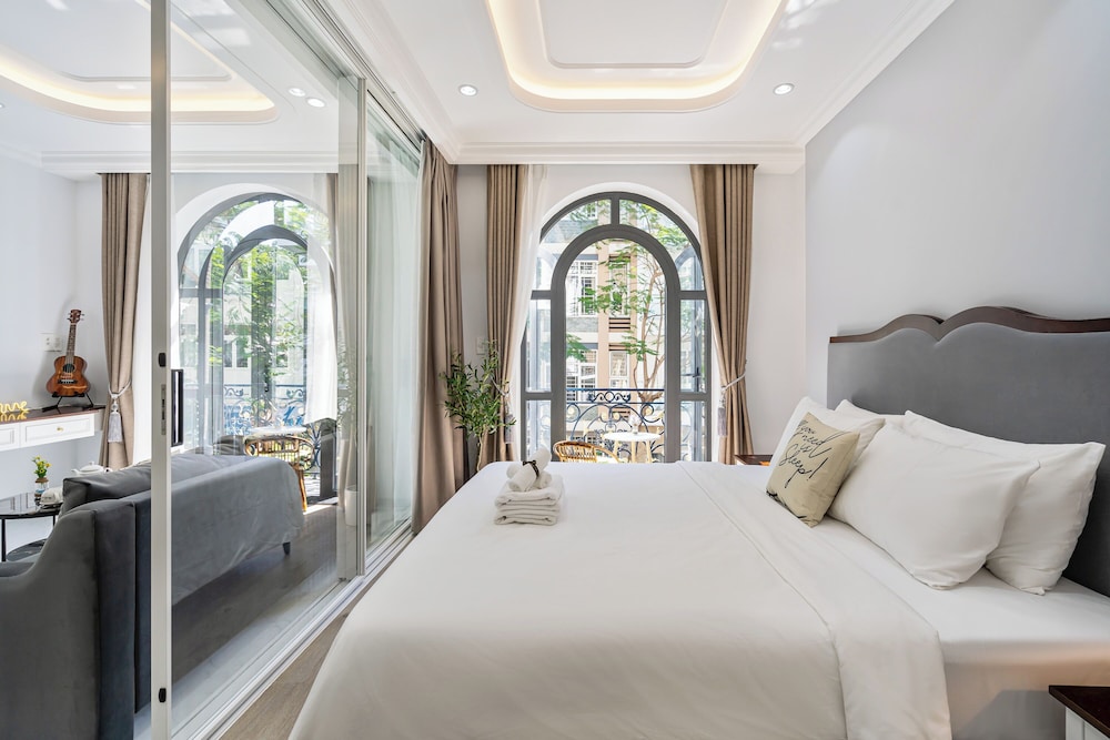 Premier Suite Balcony - Street View