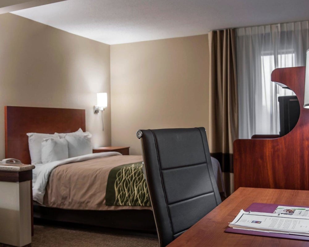 Suite, 1 King Bed, Non Smoking (Accessible Tub) - Photo 3