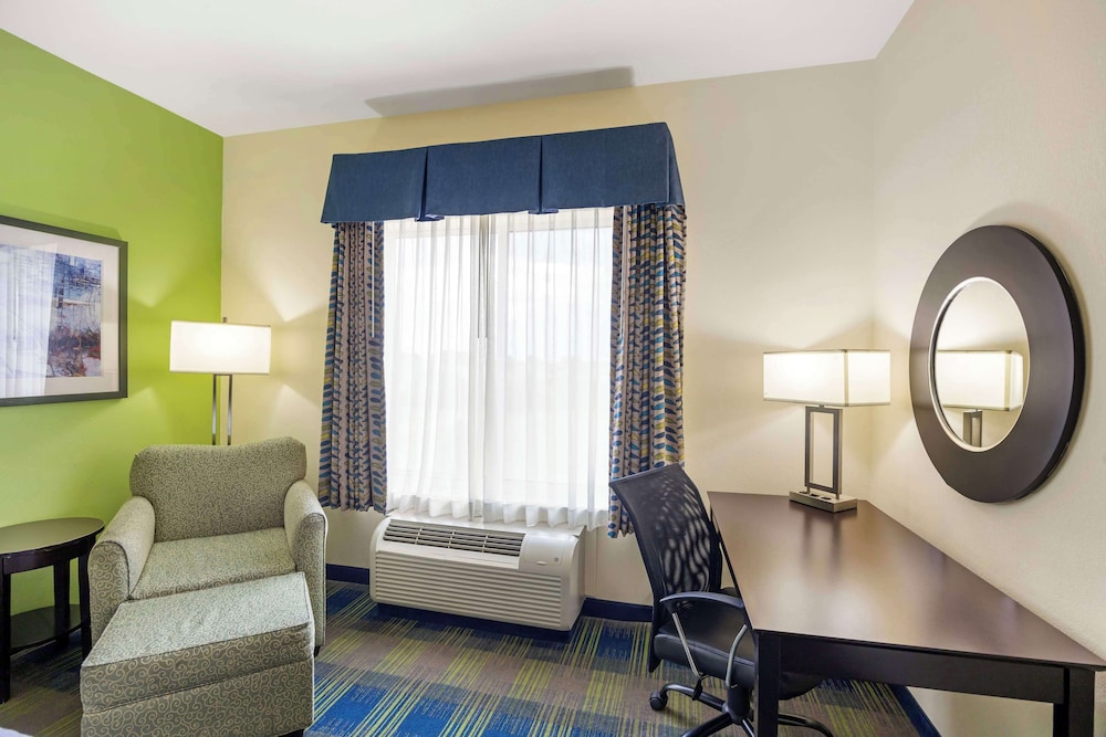 Suite, Multiple Beds, Non Smoking, Refrigerator & Microwave (with Sofabed) photo 2