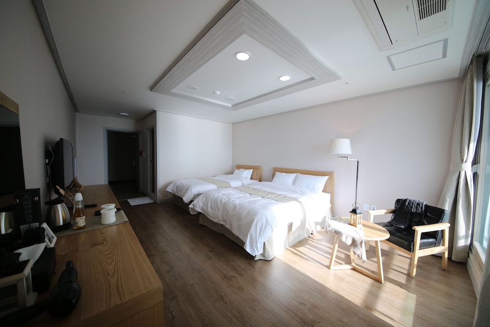 Standard Twin Room, City View