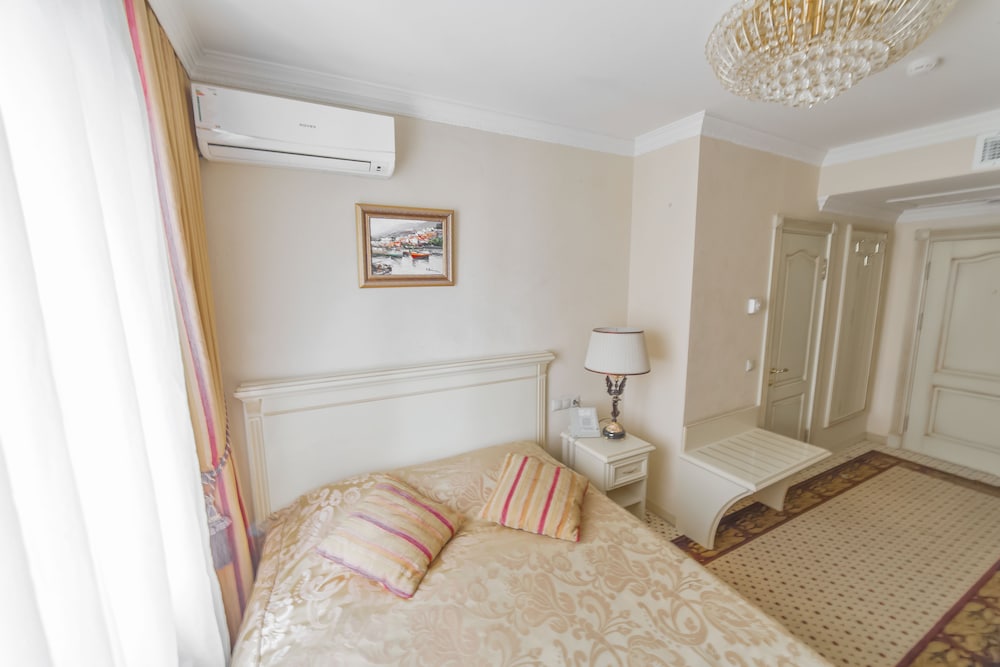 Standard Room, 1 Queen Bed