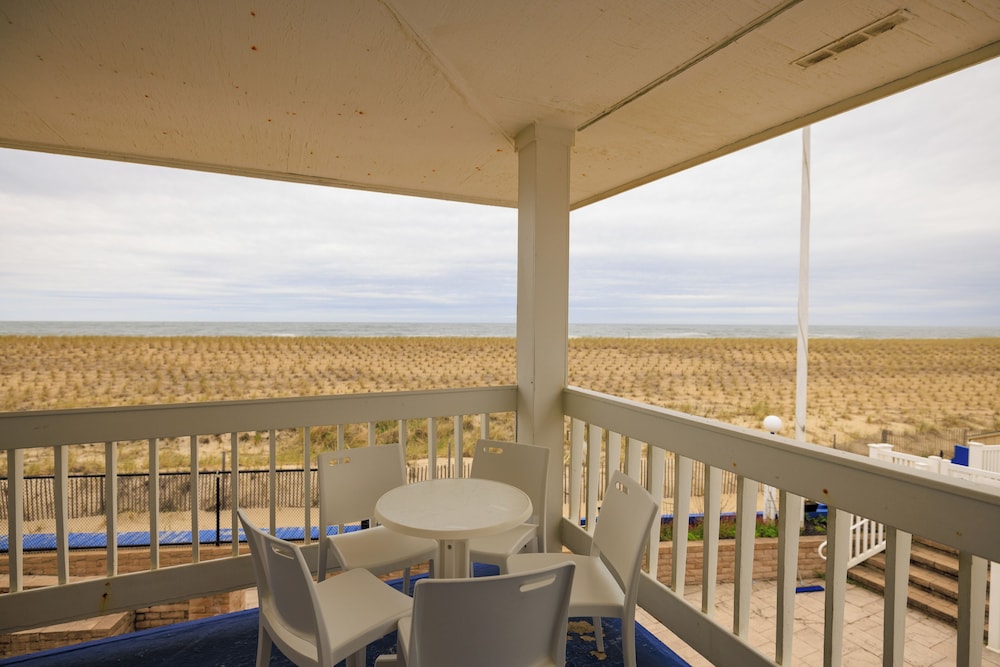 Oceanfront Large 2 Queen with Sofa Bed, Balcony photo 3