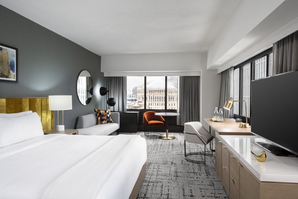Grand Room, 1 King Bed, Roll-in Shower (Mobility Accessible) - Photo 6